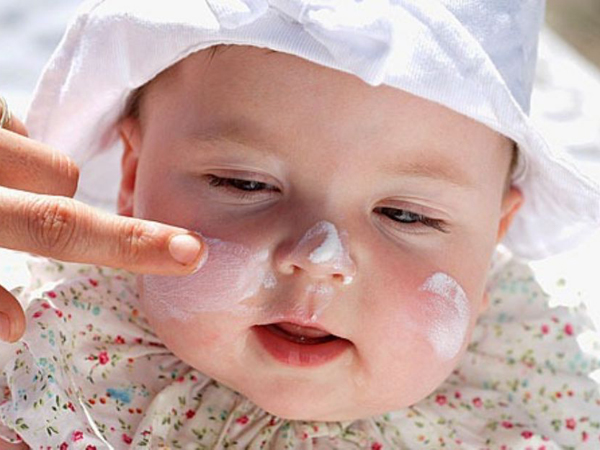 can boi kem chong nang cho lan da cua be - Cách bảo vệ và chăm sóc cho làn da của trẻ sơ sinh