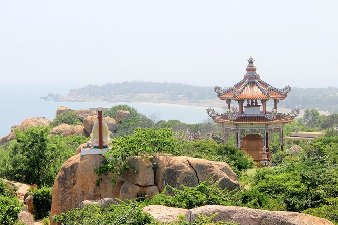 quang canh nhin tu chua Hang Mui Ne - Chùa Hang – điểm du lịch tâm linh mới của Phan Thiết