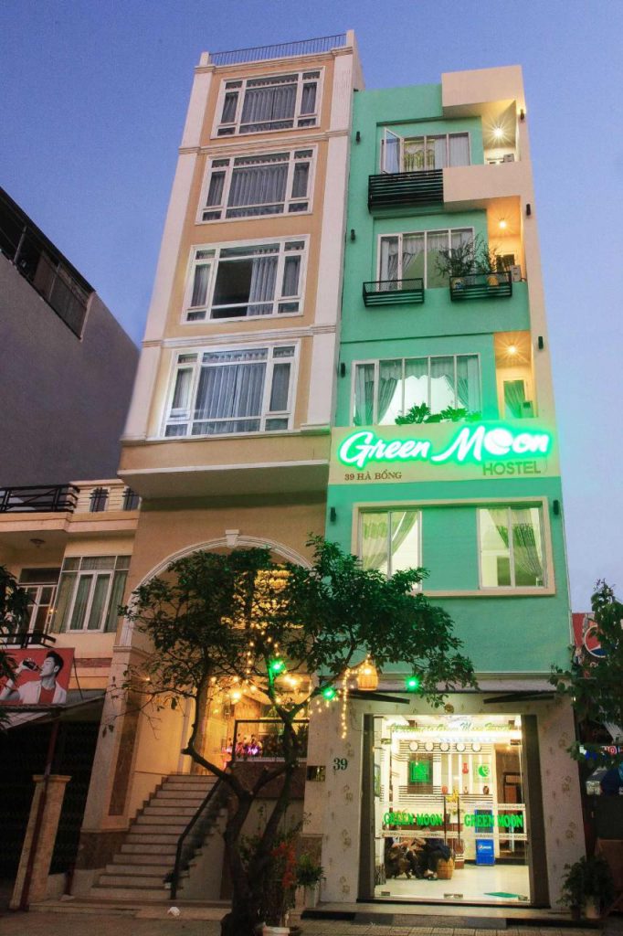 cong vao khach san green moon beach 682x1024 - Top 10 khách sạn giá rẻ ở Đà Nẵng chất lượng nhất
