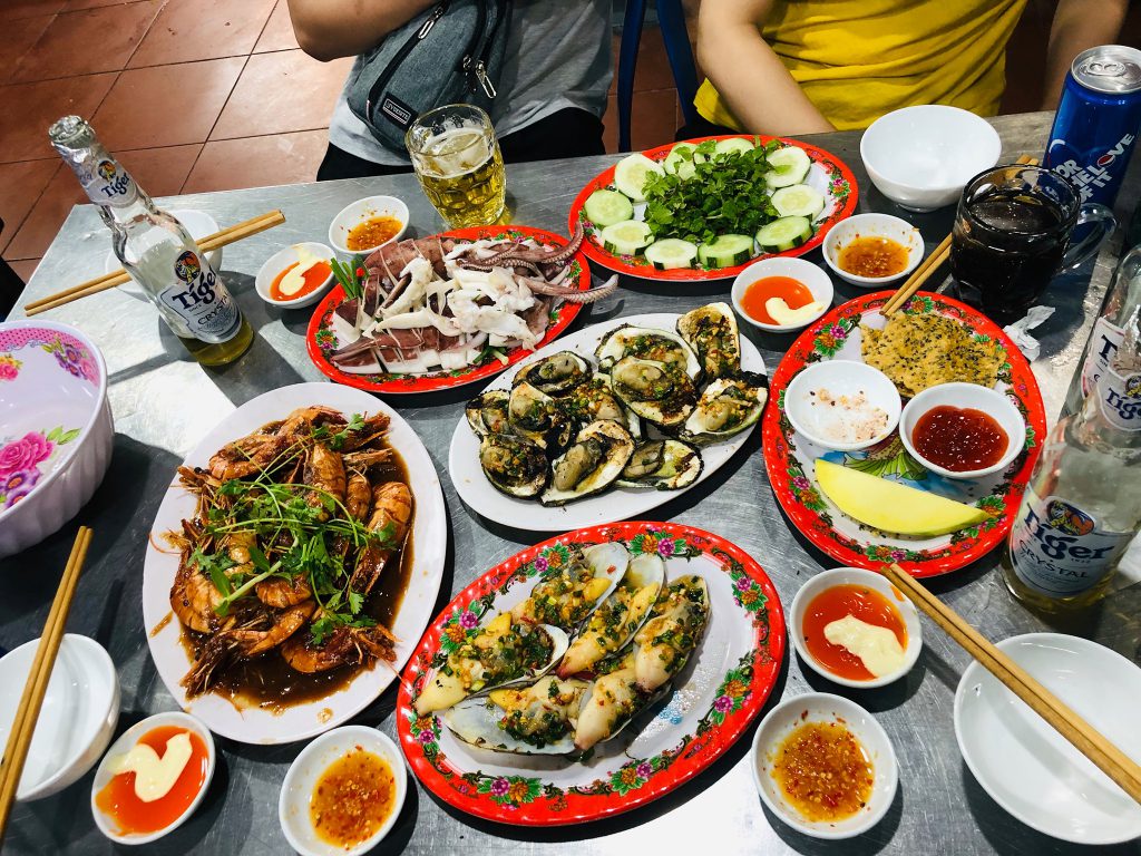 ban tiec hai san ngon mat tai Be Man Quan hai san ngon o Da Nang 1024x768 - Top 10 quán hải sản ngon ở Đà Nẵng