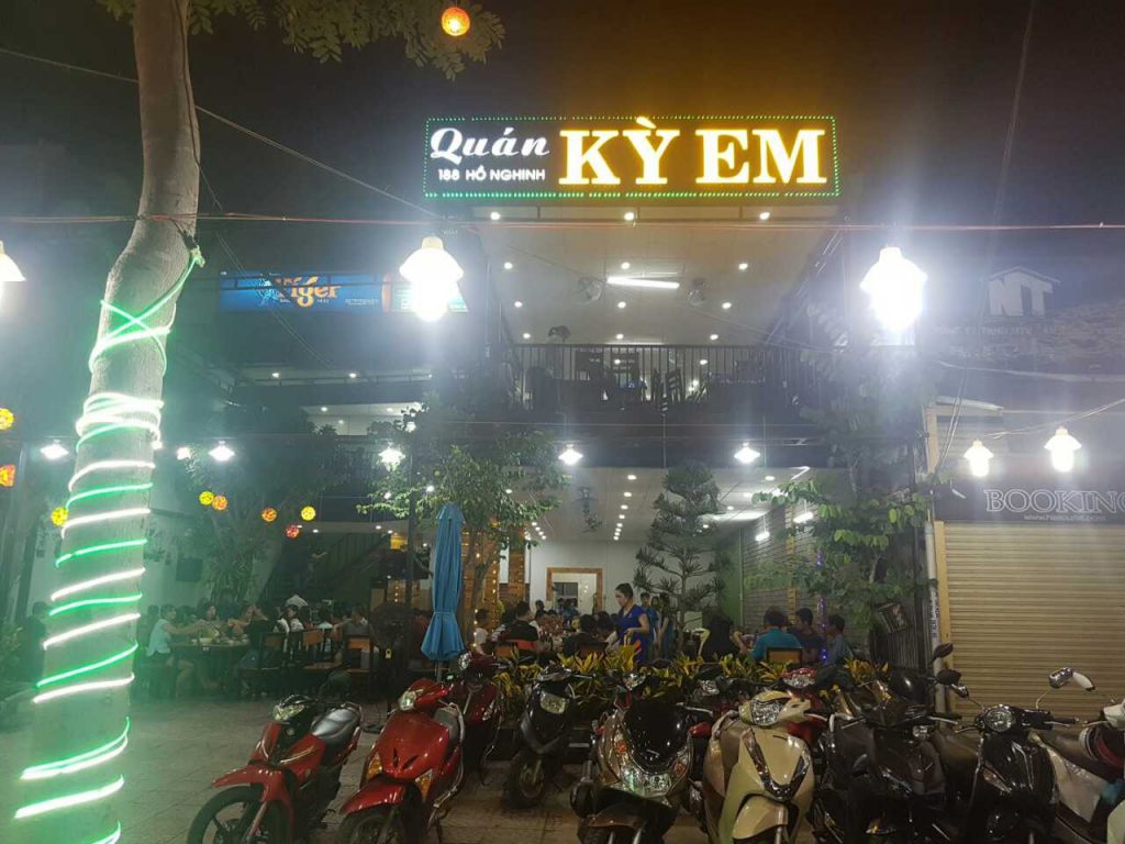 cong vao quan Ky Em 1024x768 - Top 10 quán hải sản ngon ở Đà Nẵng