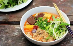 1.Bun rieu cua 300x188 - Top 14 món ngon chế biến từ cua biển thơm ngon hấp dẫn